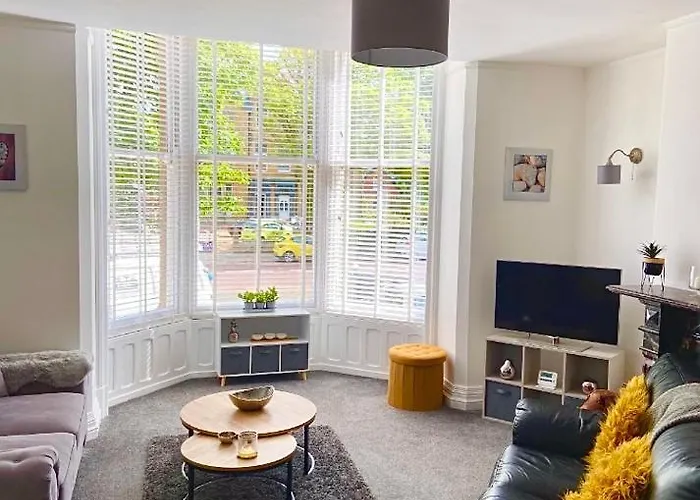 Charles Alexander Short Stay - Clifton Drive Beach Retreat