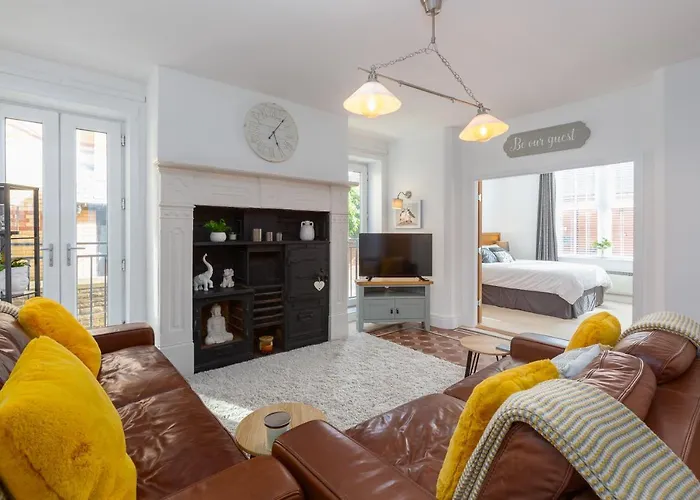 Charles Alexander Short Stay - Clifton Drive Beach Retreat